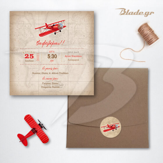 Κόκκινο αεροπλανάκι με χάρτη σε τετράγωνο κράφτ φάκελο