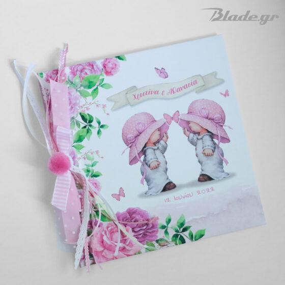 Βιβλίο ευχών μωράκια με ροζ καπέλο και πεταλούδα σε ροζ φόντο για δίδυμα κοριτσάκια