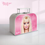 Βαλιτσάκι Barbie για δωράκι πάρτυ. Είναι λευκό από χοντρό χαρτί και έχει αυτοκόλλητο με το πρόσωπο και το logo της Barbie σε ροζ φόντο με αστεράκια