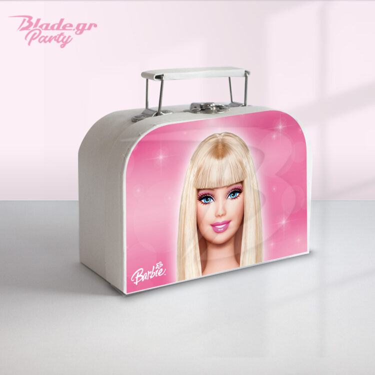 Βαλιτσάκι Barbie για δωράκι πάρτυ. Είναι λευκό από χοντρό χαρτί και έχει αυτοκόλλητο με το πρόσωπο και το logo της Barbie σε ροζ φόντο με αστεράκια