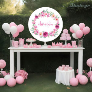 Κυκλικο διακοσμητικο βαπτισης Kfix για το candy bar με θεμα στεφάνι με ροζ λουλουδια και το όνομα του παιδιού στη μέση με ροζ γράμματα