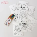 Δωράκι πάρτυ χρωμοσελίδες με κυρομπογιές Panda. Αποτελείται από πακέτο με 8 καρτέλες και 6 κυρομπογιές μέσα σε σακουλάκι. Κλείνει με tag Panda με το όνομα του παιδιού