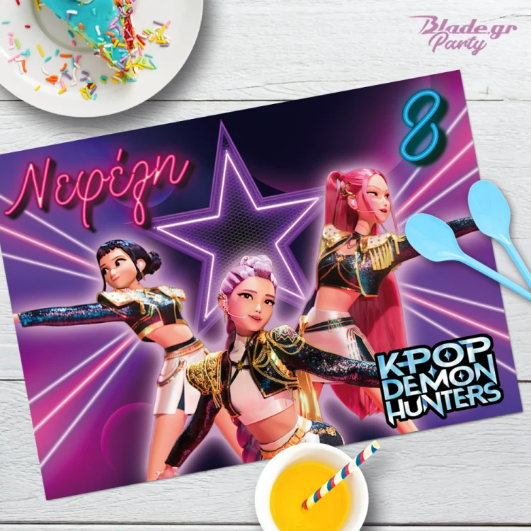 Προσωποποιημένο σουπλά πάρτι K-Pop Demon Hunters σε μωβ φόντο με neon αστέρι, διακοσμημένο με το όνομα και την ηλικία