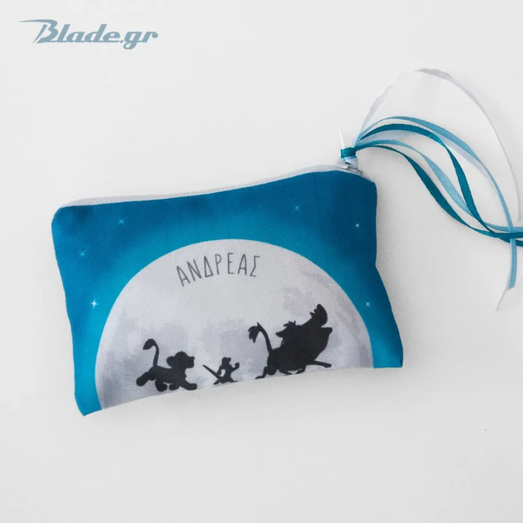 Προσωποποιημένη μπομπονιέρα βάπτισης πορτοφολάκι και θέμα Lion King, σιλουέτες Hakuna Matata σε μπλε φόντο