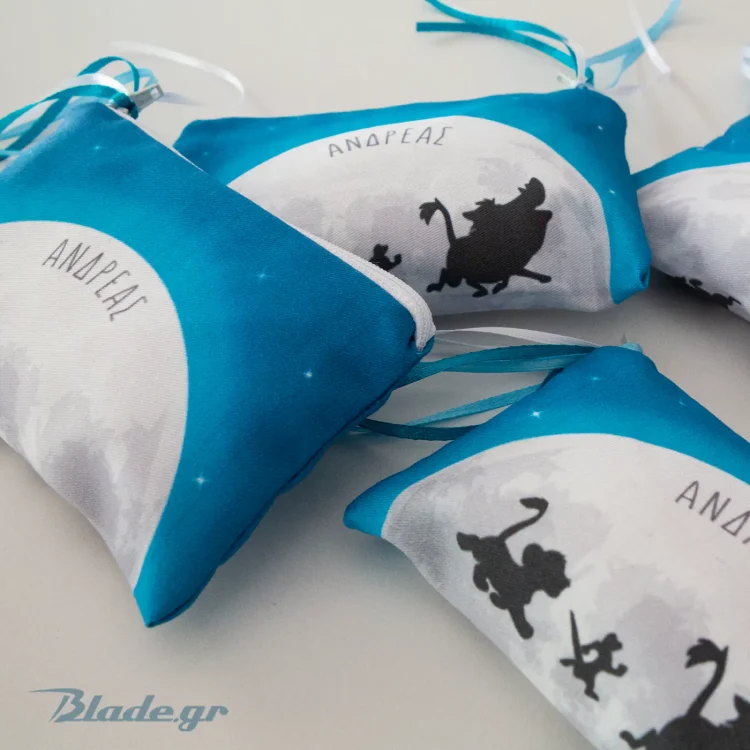 Προσωποποιημένη μπομπονιέρα βάπτισης πορτοφολάκι και θέμα Lion King, σιλουέτες Hakuna Matata σε μπλε φόντο