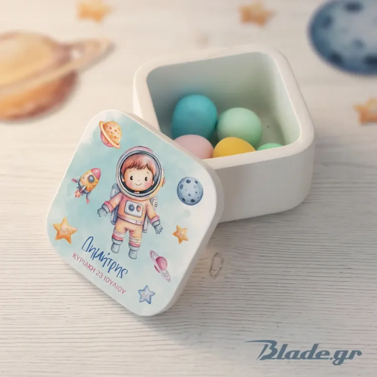 Λευκή κεραμική μπιζουτιέρα με οβάλ γωνίες μπομπονιέρα βάπτισης και με εικονογράφηση έναν μικρό αστροναύτη, πλανήτες, αστέρια και όνομα