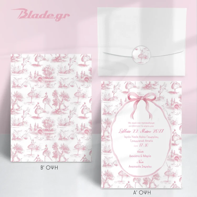 Πρόσκληση βάπτισης ροζ toile μπαλαρίνα με πλαίσιο με ροζ φιόγκο και εκτύπωση 2 όψεων με pink toile de jouy στο φόντο και λευκό φάκελο | blade.gr